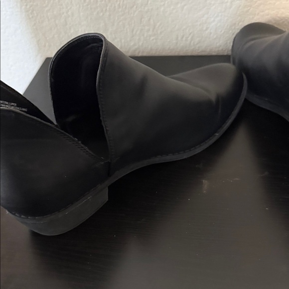 Universal Thread Sleek Black Ankle Boots - Picture 3 of 6